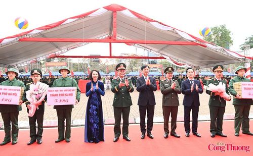 Trong không khí thân tình và ấm áp, các đồng chí lãnh đạo thành phố, lãnh đạo các phường và nhân dân địa phương đã tiễn các tân binh lên đường nhập ngũ với lời chúc mạnh khỏe, học tập, rèn luyện tốt, "chân cứng đá mềm", luôn hoàn thành xuất sắc mọi nhiệm vụ được Đảng, Nhà nước và Nhân dân giao phó.