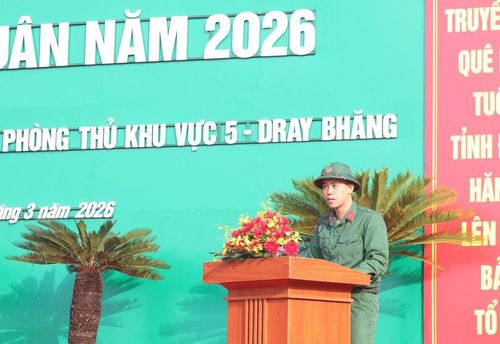 Thanh niên Phan Nguyễn Tuấn Dũng phát biểu tại buổi lễ ra quân. Ảnh: Công Lý