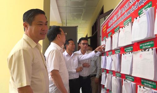 Phó Chủ tịch UBND thành phố Phan Thái Bình kiểm tra công tác bầu cử tại xã Thăng Điền. Ảnh: GIANG BIÊN