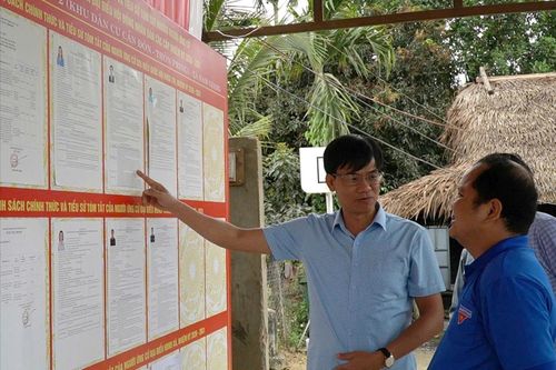 Đoàn kiểm tra việc niêm yết danh sách đại biểu, tiểu sử của người ứng cử tại điểm bỏ phiếu khu dân cư Cần Đôn, thôn Pring, xã Nam Giang. Ảnh: PƠ LOONG PHÁI