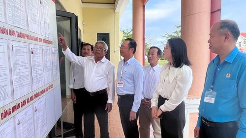 Trưởng ban Quản lý Khu công nghệ cao và các Khu công nghiệp Đà Nẵng Vũ Quang Hùng (thứ 3, bên trái sang) kiểm tra công tác chuẩn bị bầu cử tại xã Núi Thành. Ảnh: VIẾT TRỌNG