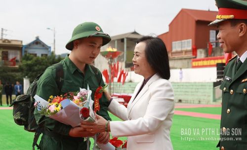 Đồng chí Đoàn Thị Hậu, Phó Bí thư Thường trực Tỉnh ủy, Chủ tịch HĐND tỉnh tặng hoa, động viên các tân binh lên đường nhập ngũ