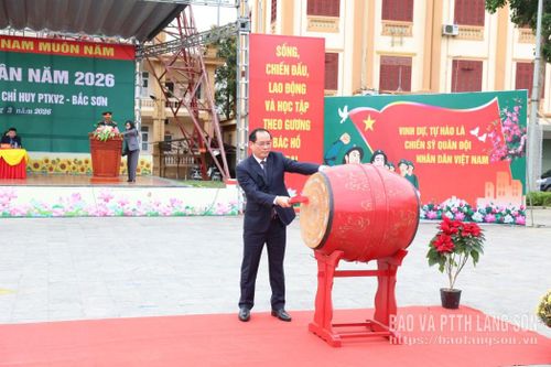 Đồng chí Dương Xuân Huyên, Ủy viên Ban Thường vụ Tỉnh ủy, Phó Chủ tịch Thường trực HĐND tỉnh đánh trống tại buổi lễ