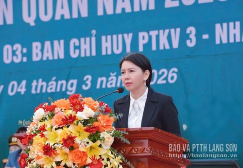 Đồng chí Đoàn Thu Hà, Phó Bí thư Tỉnh ủy, Chủ tịch Ủy ban MTTQ Việt Nam tỉnh phát biểu tại buổi lễ giao nhận quân