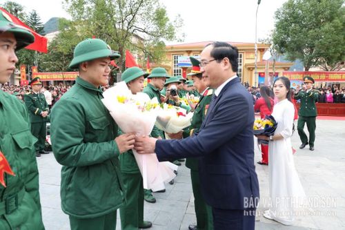 Đồng chí Dương Xuân Huyên, Ủy viên Ban Thường vụ Tỉnh ủy, Phó Chủ tịch Thường trực HĐND tỉnh tặng hoa chúc mừng tân binh lên đường nhập ngũ
