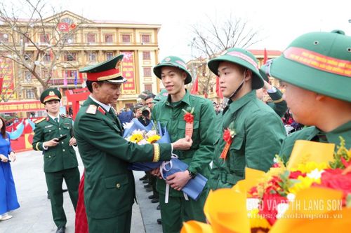 Đồng chí Thiếu tướng Lê Văn Thơ, Chủ nhiệm Chính trị Quân khu 1 động viên tân binh lên đường nhập ngũ