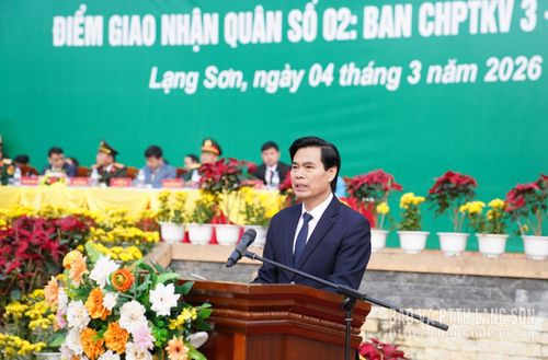 Đồng chí Hoàng Quốc Khánh, Ủy viên Trung ương Đảng, Bí thư Tỉnh ủy phát biểu tại lễ giao nhận quân