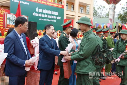 Đồng chí Phó Chủ tịch Hội đồng nhân dân tỉnh và các đại biểu tặng hoa động viên tân binh