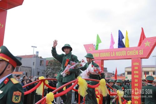 Các tân binh vui mừng, phấn khởi lên đường nhập ngũ