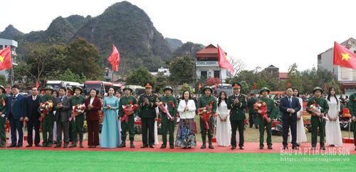 Các đại biểu tặng hoa, động viên các tân binh lên đường nhập ngũ
