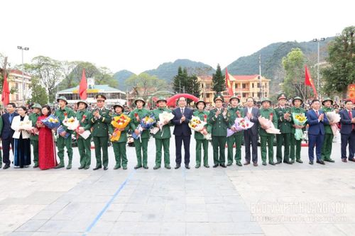 Các đồng chí lãnh đạo tặng hoa các tân binh