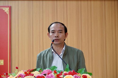 Ông Đặng Khắc Thịnh, Phó trưởng Phòng Quản trị, Văn phòng Tỉnh ủy trình bày chương trình hành động - Ảnh: H.N