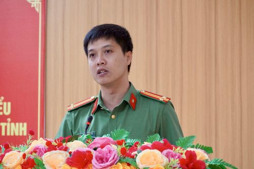 Ông Hoàng Bảo An, trung tá, Đội trưởng Đội Tham mưu An ninh, Phòng Tham mưu, Công an tỉnh trình bày chương trình hành động - Ảnh: H.N