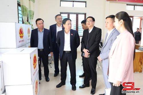 Các đại biểu kiểm tra công tác chuẩn bị bầu cử tại xã Ngọc Chiến.