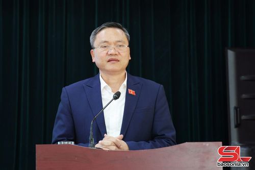 Ứng cử viên Quàng Văn Hương trình bày chương trình hành động.