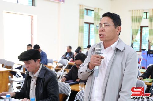 Cử tri xã Ngọc Chiến kiến nghị tại hội nghị.