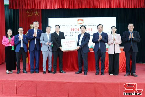 Lãnh đạo Tỉnh ủy, UBND tỉnh, Ủy ban MTTQ Việt Nam tỉnh tặng quà xã Ngọc Chiến.