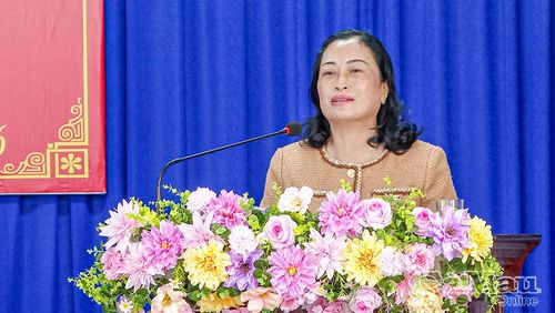 Phó Chủ tịch Hội đồng Dân tộc của Quốc hội Trần Thị Hoa Ry thông qua chương trình hành động.