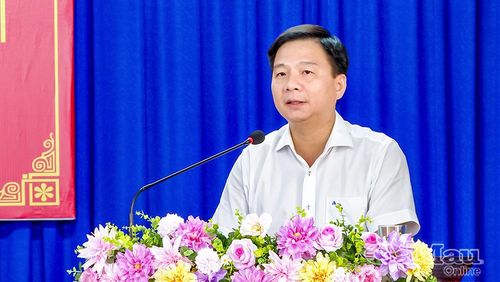Thay mặt các ứng cử viên, Trưởng Ban Nội chính Tỉnh ủy Nguyễn Bình Tân phát biểu tại hội nghị.