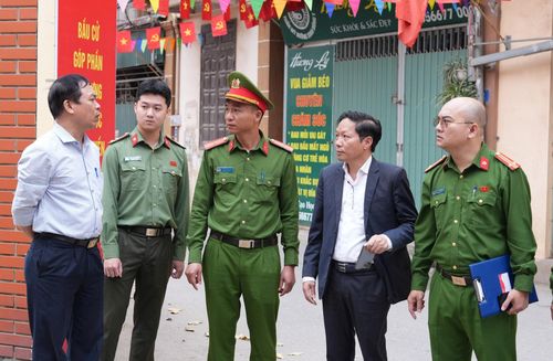 Nắm bắt tình hình tại địa điểm bỏ phiếu để đưa phương án đảm bảo giữ gìn an ninh, trật tự được tốt nhất trong ngày bầu cử sắp tới 15-3. Ảnh PV