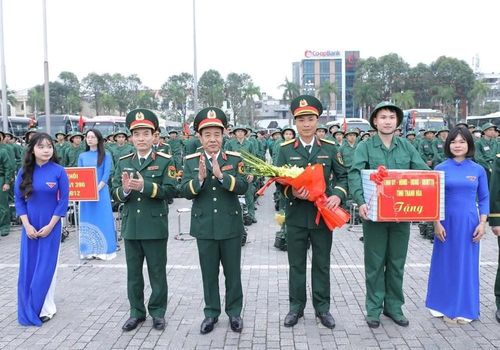 Thượng tướng Lê Đức Thái, Thứ trưởng Bộ Quốc phòng tặng hoa và quà cho đơn vị nhận quân. Ảnh: Minh Hiếu