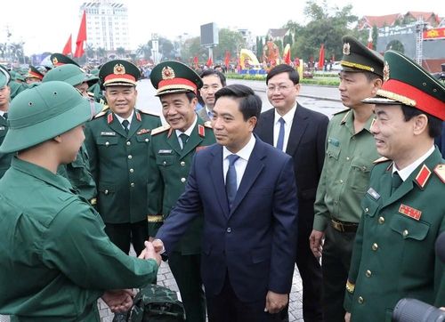 Bí thư Tỉnh ủy Thanh Hóa Nguyễn Doãn Anh động viên tân binh lên đường thực hiện nghĩa vụ quân sự. Ảnh: Minh Hiếu