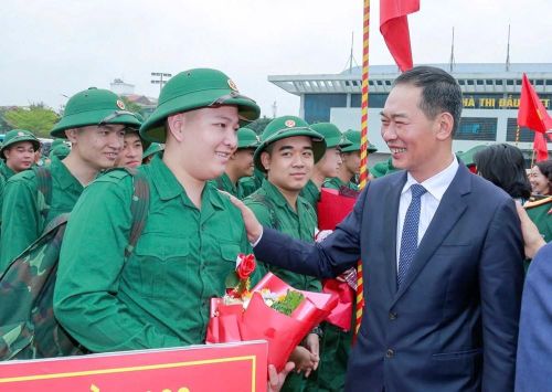 Phó Bí thư Tỉnh ủy, Chủ tịch Ủy ban MTTQ tỉnh Trịnh Tuấn Sinh động viên các thanh niên lên đường nhập ngũ. Ảnh: Lê Hợi