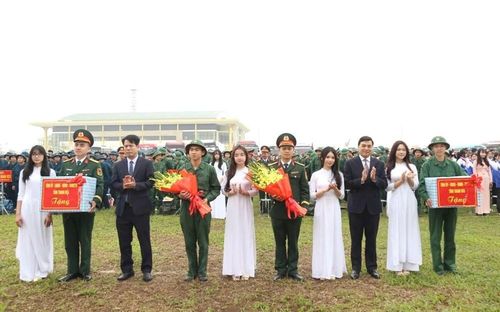 Chủ tịch UBND tỉnh Thanh Hóa Nguyễn Hoài Anh; Trưởng Ban Tuyên giáo và Dân vận Tỉnh ủy Đào Xuân Yên tặng hoa và quà chúc mừng đơn vị nhận quân và các tân binh. Ảnh: Phong Sắc