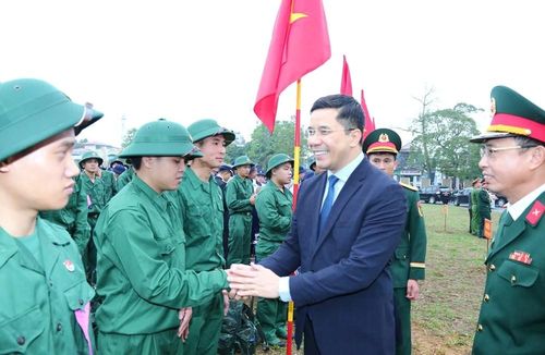 Phó Bí thư Thường trực Tỉnh ủy Thanh Hóa Nguyễn Hồng Phong động viên các tân binh. Ảnh: Quốc Hương