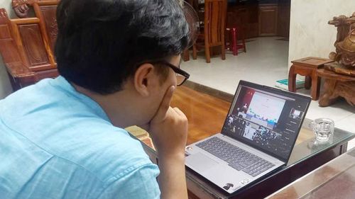 Cử tri theo dõi Hội nghị qua link trực tuyến.