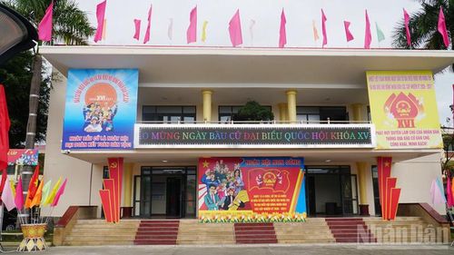 Phường Hòa Khánh trang trí rực rỡ sẵn sàng cho ngày hội lớn.