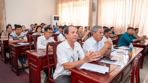 Cử tri tham dự hội nghị
