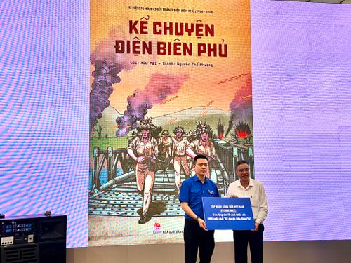 Đại diện Tập đoàn Xăng dầu Việt Nam trao tặng biểu trưng 1.000 cuốn sách "Kể chuyện Điện Biên Phủ" cho đại diện Hội đồng Đội Trung ương. Ảnh: QUỲNH YÊN