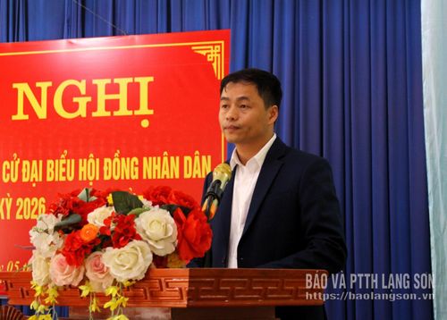 Ông Hoàng Văn Tuấn, chuyên viên Ban Xây dựng đảng, Đảng ủy xã Kiên Mộc trình bày chương trình hành động 