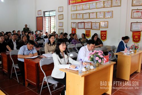 Các đại biểu và cử tri dự hội nghị tại thôn Bình Giang, xã Thái Bình