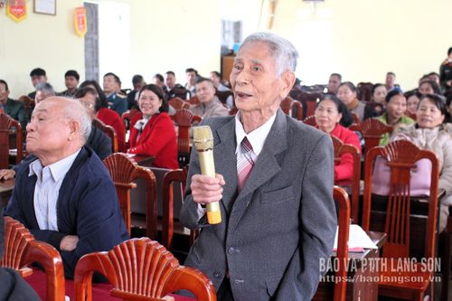 Cử tri thôn Đoàn Kết, xã Thái Bình phát biểu ý kiến tại hội nghị