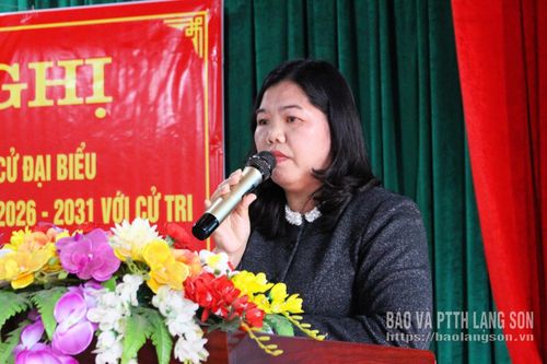 Bà Hoàng Thị Kim Hoạt, Bí thư Đảng ủy, Chủ tịch HĐND xã Kiên Mộc trình bày chương trình hành động 
