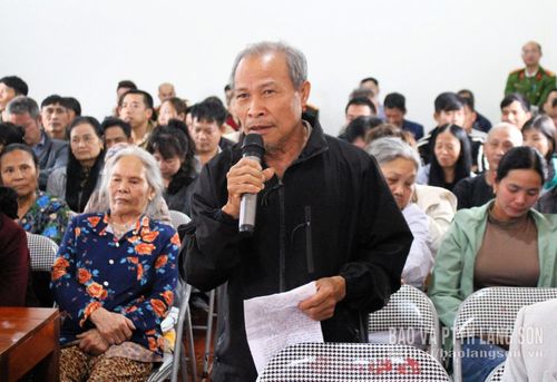 Cử tri thôn Bình Giang, xã Thái Bình phát biểu ý kiến tại hội nghị