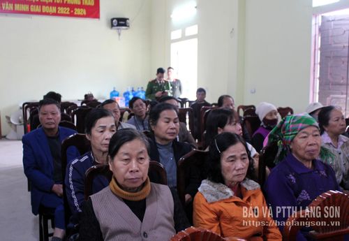Các cử tri dự hội nghị tại thôn Đoàn Kết, xã Thái Bình
