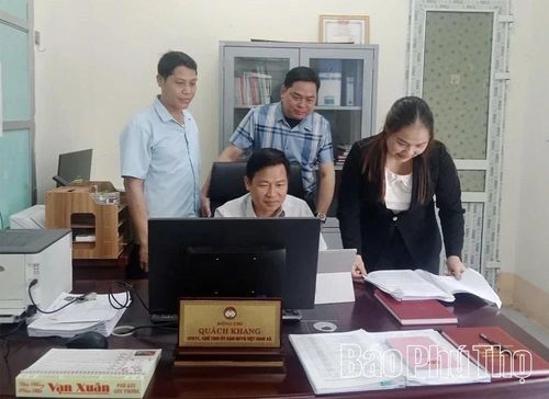 Cán bộ Ủy ban MTTQ xã Mường Vang rà soát danh sách người ứng cử đại biểu Quốc hội và đại biểu HĐND các cấp nhiệm kỳ 2026 - 2031.