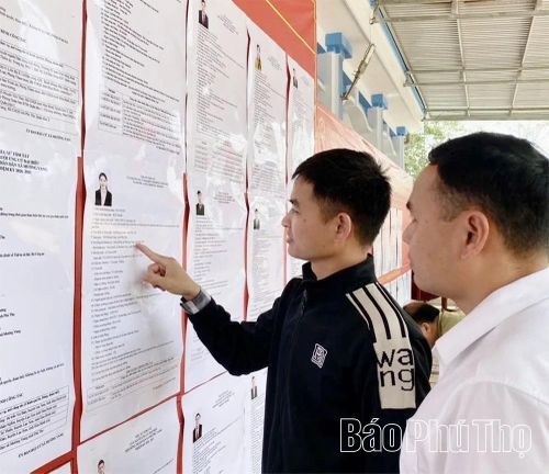Cử tri xã Mường Vang tìm hiểu tiểu sử người ứng cử đại biểu Quốc hội khóa XVI và đại biểu HĐND các cấp nhiệm kỳ 2026 - 2031.