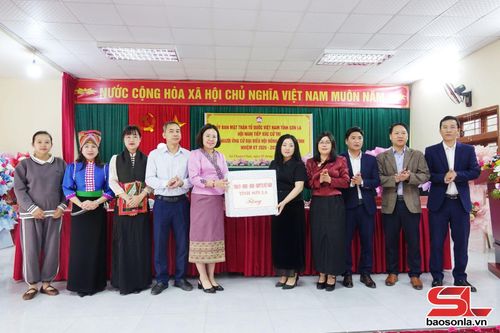 Đồng chí Hoàng Thị Đôi trao quà của Tỉnh ủy, HĐND, UBND, Ủy ban MTTQ Việt Nam tỉnh cho xã Thuận Châu.