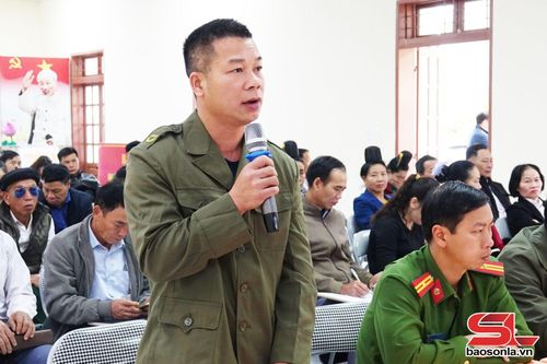Cử tri xã Thuận Châu phát biểu tại hội nghị.