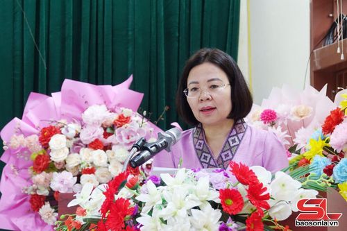 Ứng cử viên Hoàng Thị Đôi, Phó Trưởng đoàn Đại biểu Quốc hội tỉnh, trình bày chương trình hành động.