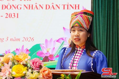 Ứng cử viên Lò Thị Luyện, Phó Bí thư Đoàn xã, Cơ quan Ủy ban MTTQ Việt Nam xã Chiềng La trình bày chương trình hành động.