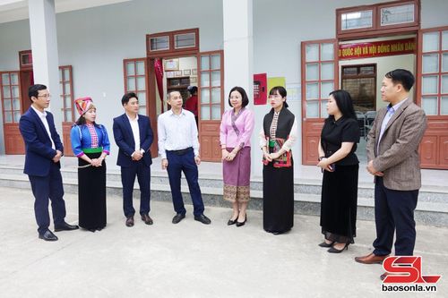 Các ứng cử viên trao đổi với lãnh đạo và cử tri xã Thuận Châu.