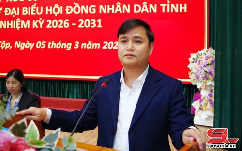 Ứng cử viên Lò Văn Thân, Bí thư Đảng ủy, Chủ tịch HĐND xã Chiềng Khoong trình bày chương trình hành động.