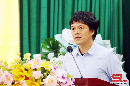 Ứng cử viên Đào Đình Thi, Bí thư Đảng ủy, Chủ tịch HĐND xã Sốp Cộp trình bày chương trình hành động.
