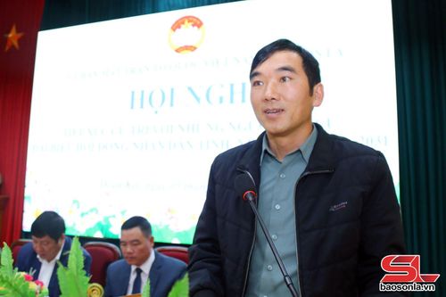  Đồng chí Phàng A Trìa, Phó Trưởng ban Xây dựng Đảng xã Lóng Sập trình bày chương trình hành động.