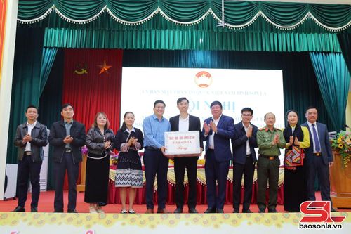 Đơn vị bầu cử số 3 tặng quà của Tỉnh ủy, HĐND, UBND, UBMTTQVN tỉnh cho xã Đoàn Kết.